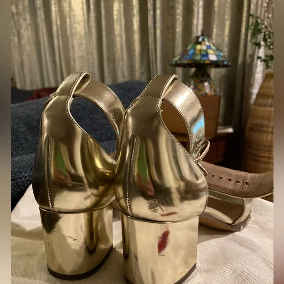 Valentino Garavani Nappa rockstud block heel slingback sandals in gold. - Picture 8 of 12